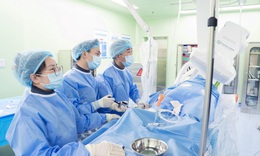 Bệnh viện Phương Đông: Nghẹt thở khơi thông 3 nhánh mạch vành hẹp khít, giành lại dòng máu nuôi tim cho bệnh nhân 72 tuổi