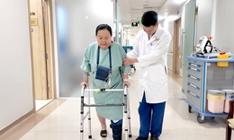 Gần như mất khả năng vận động, bệnh nhân được 'hồi sinh' đôi chân nhờ phẫu thuật bằng robot AI tại Vinmec Nha Trang
