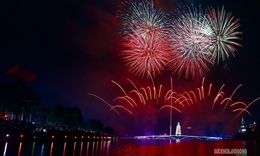 Pháo hoa rực sáng hồ Văn Lang, biển người reo vui trong đêm hội Đất Tổ
