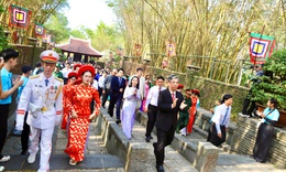 Hàng nghìn người dân và du khách đến dâng hương tại Đền Tưởng niệm các Vua Hùng ở TPHCM