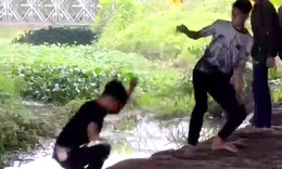 Xôn xao nhóm học sinh dùng gạch, đá, mũ bảo hiểm đánh nam sinh trường nghề