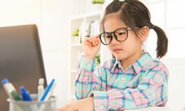 Trẻ em đối mặt nguy cơ cận thị sớm do lạm dụng thiết bị điện tử