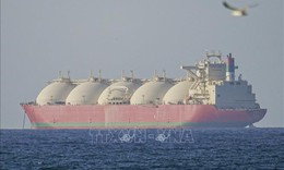 Giá dầu tăng vọt do lo ngại phong tỏa kéo dài tại eo biển Hormuz