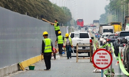 Công nhân gấp rút dựng rào chắn làm Metro số 5 trên Đại lộ Thăng Long