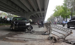 Ô tô đâm văng dải phân cách khiến 2 người  bị thương, tài xế rời hiện trường