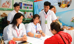 Đông đảo người dân được khám, tư vấn sức khỏe miễn phí tại Lễ mít tinh phát động Ngày Sức khỏe toàn dân