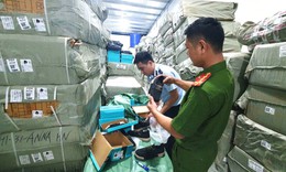 Kiểm tra cửa hàng kinh doanh, phát hiện hơn 10.000 đôi giày giả da không rõ nguồn gốc