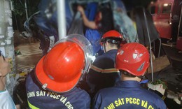 Công an Hải Phòng cứu 2 nạn nhân mắc kẹt trong cabin ô tô đâm vào tường nhà dân lúc rạng sáng