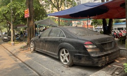 Xe sang 'bỏ quên' trên vỉa hè Hà Nội: Quy định của pháp luật xử lý ra sao?