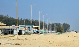 Oằn mình vượt qua nhiều đợt mưa bão, bãi biển nổi tiếng ở Huế vào mùa đón khách