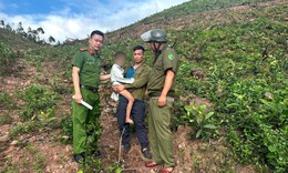 Từ dấu vết nghi vấn, tìm thấy bé gái 10 tuổi bị lạc trong rừng