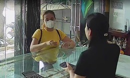 Công an truy tìm cặp đôi cướp vàng giữa ban ngày