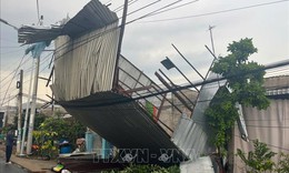 Dông lốc làm sập và tốc mái 47 căn nhà ở Đồng Tháp