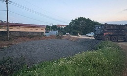 Bắt quả tang xe tải đổ bùn thải trái phép ra khu vực bờ đê