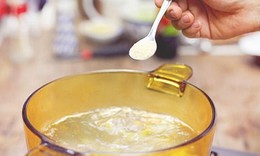 Dùng muối hạt thay muối iod: Thói quen tưởng lành mạnh nhưng chưa chắc phù hợp