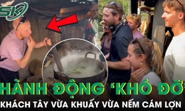Khoảnh khắc vừa khuấy vừa nếm cám lợn của khách Tây khiến ai xem cũng bật cười