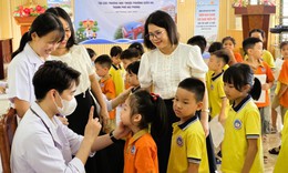 Bệnh viện Nhi Hải Phòng khám sức khỏe miễn phí cho hơn 1000 học sinh tiểu học 