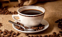 Tiêu thụ quá 400 mg caffeine mỗi ngày có thể gây mất canxi và loãng xương?