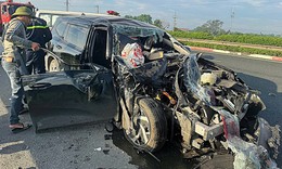 Ô tô biến dạng sau tai nạn trên cao tốc, 1 người mắc kẹt được giải cứu
