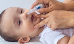 Chuyên gia cảnh báo: Nguy cơ nhiễm khuẩn, trầy xước mắt của thói quen sang chiết nước muối sinh lý tại nhà