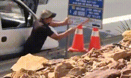Xử phạt người đàn ông phá hoại biển báo, dừng đỗ xe trái phép trên cao tốc