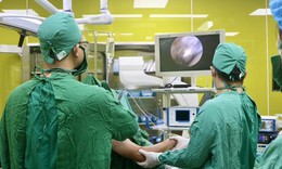 Đau vai kéo dài, đi khám phát hiện bị đứt hoàn toàn cơ trên gai