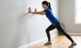 Bài tập căng bắp chân với tường giúp đôi chân thon đẹp