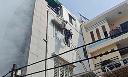 Cảnh sát kịp thời cứu nạn nhân trong vụ cháy nhà 5 tầng ở TPHCM
