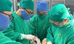 Cánh tay đứt lìa ‘hồi sinh’ sau 6 giờ nghẹt thở trên bàn mổ