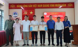 Trao Huy hiệu 'Tuổi trẻ dũng cảm' cho 2 học sinh cứu người trên sông Con