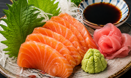Vì sao ăn cá hồi sống luôn kèm wasabi, gừng hồng và tía tô? Sự thật ít người biết