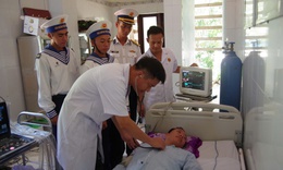 Trung tâm Y tế Trường Sa điều trị cho ngư dân bị đau dạ dày nặng khi đánh cá trên biển
