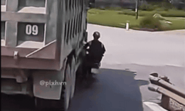 Video xe tải chuyển hướng ẩu, người đi xe máy thoát chết gang tấc