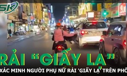 Xác minh clip người phụ nữ rải 'giấy lạ' trên đường ở TP.HCM