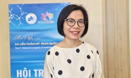 Tóc rụng nhiều do đâu? Bác sĩ cảnh báo về quảng cáo 'mọc tóc thần tốc'