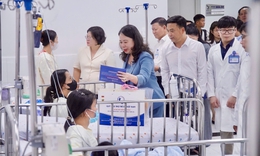 Phó Chủ tịch nước Võ Thị Ánh Xuân thăm, động viên bệnh nhi tại Bệnh viện Nhi đồng 1