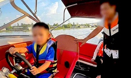 Cha cho con nhỏ cầm lái ca nô 3 phút, loạt vi phạm bị phát hiện