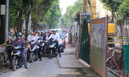 Đèn giao thông ở trung tâm Hà Nội chỉ nháy vàng, người đi đường cần lưu ý gì?