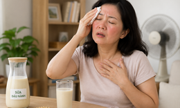 Phụ nữ tiền mãn kinh bị bốc hỏa, uống sữa đậu nành có giúp cải thiện?