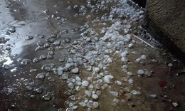 Nhiều địa phương thiệt hại nặng do dông lốc, mưa đá chiều qua