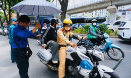 Nữ sinh đi xe chuyên dụng của CSGT kịp đến phòng thi vào lớp 10