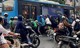 Nguyên nhân vụ tai nạn khiến một phụ nữ mắc kẹt dưới gầm xe buýt ở Hà Nội