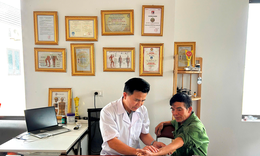 Y sĩ với tâm huyết 'giữ lửa' y học cổ truyền
