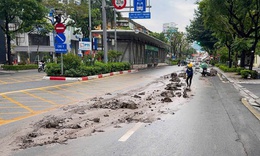 Đường Láng Hạ ngổn ngang bùn đất sau sự cố xe Howo
