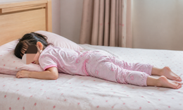 Mẹ sốc khi phát hiện con gái 5 tuổi thích 'nghịch' vùng kín: Chuyên gia tâm lý nói gì?