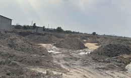Điều tra vụ khai thác đất mặt ruộng trái phép với quy mô lớn