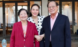 Ba mẹ Mỹ Tâm gây chú ý ở tuổi xế chiều