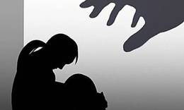 Bé gái 4 tuổi tử vong sau nhiều ngày bị mẹ và cha dượng bạo hành