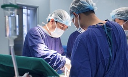 Cứu sống bệnh nhân người Anh có dạ dày 'lạc chỗ' lên lồng ngực