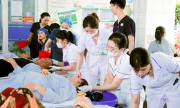 Hơn 400 người bệnh được cắt tóc, gội đầu miễn phí tại bệnh viện